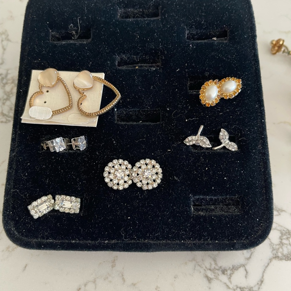 6 pr Gold tone and White metal Hearts and pearls and glass  Stud Earrings -